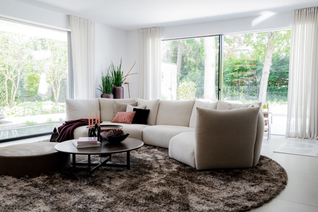 Wohnzimmer mit hellem Rundsofa in der Villa