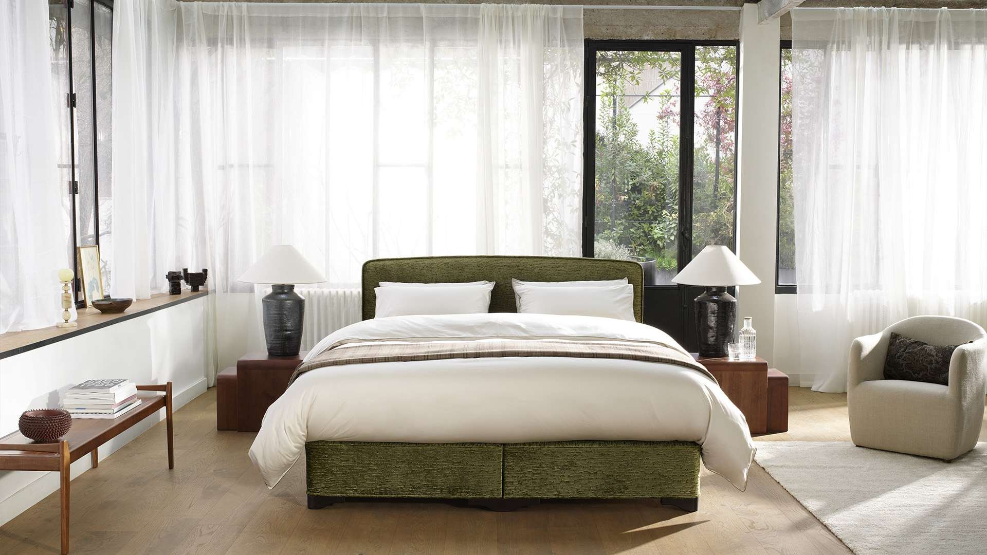 Vispring Bett der Classic Kollektion mit olivgrünem Samtbezug am Fenster