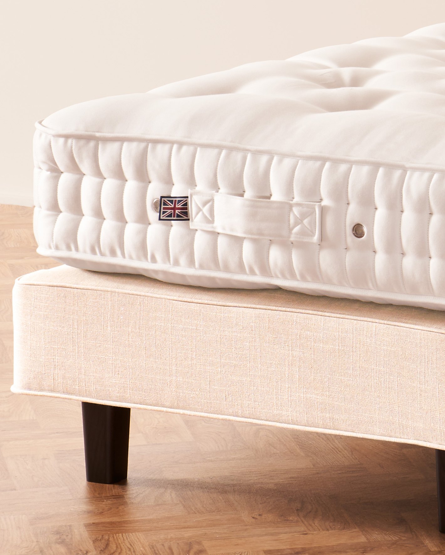 Vispring Devonshire Matratze mit handgetufteter Oberfläche auf einem hellen Divan