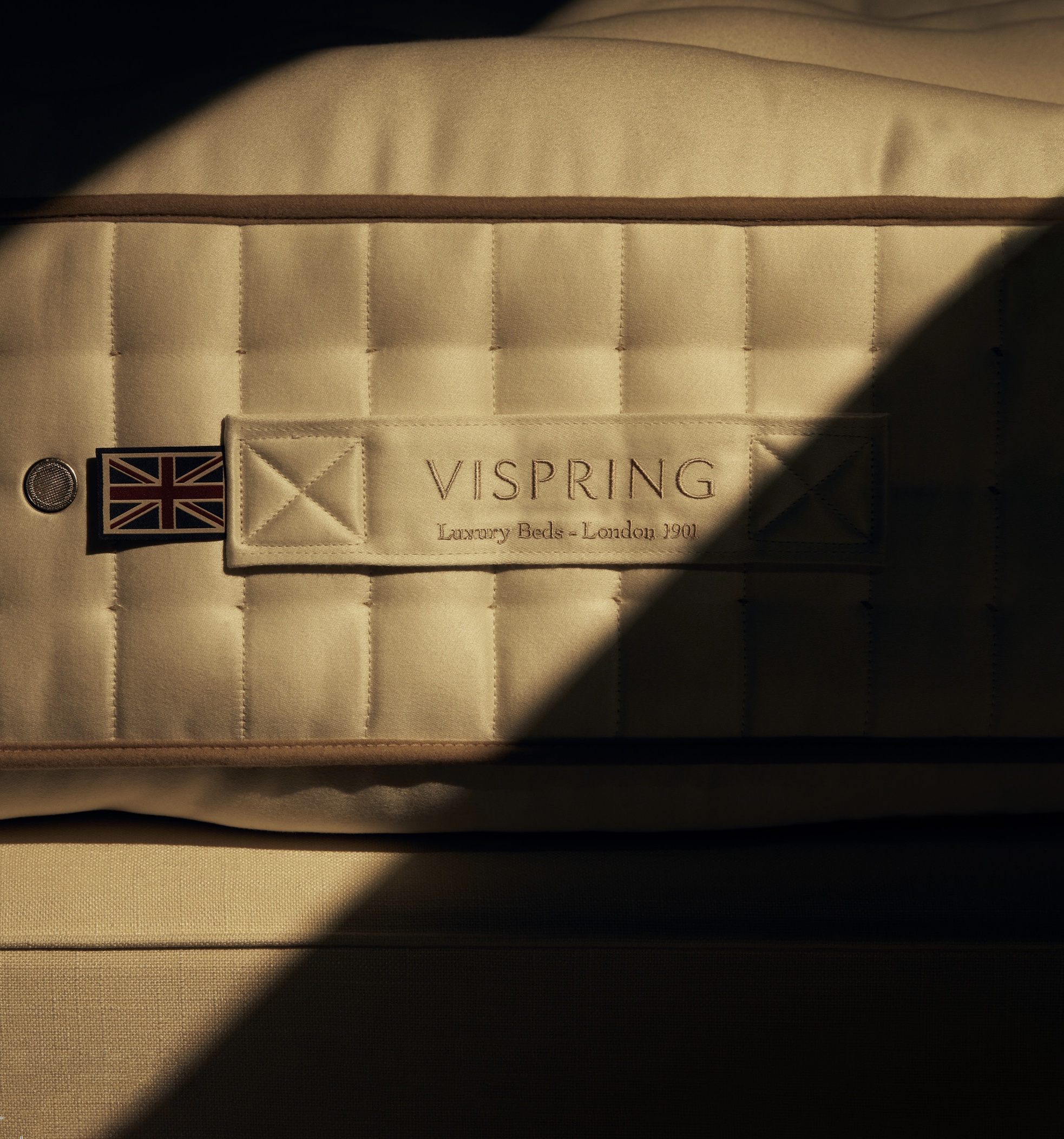 Vispring Matratze mit gestepptem Bezug und Label „Luxury Beds – London 1901“