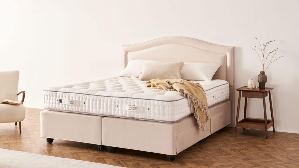 Vispring Regal Superb Bett mit hellem Divan und geschwungenem Kopfteil im Schlafzimmer