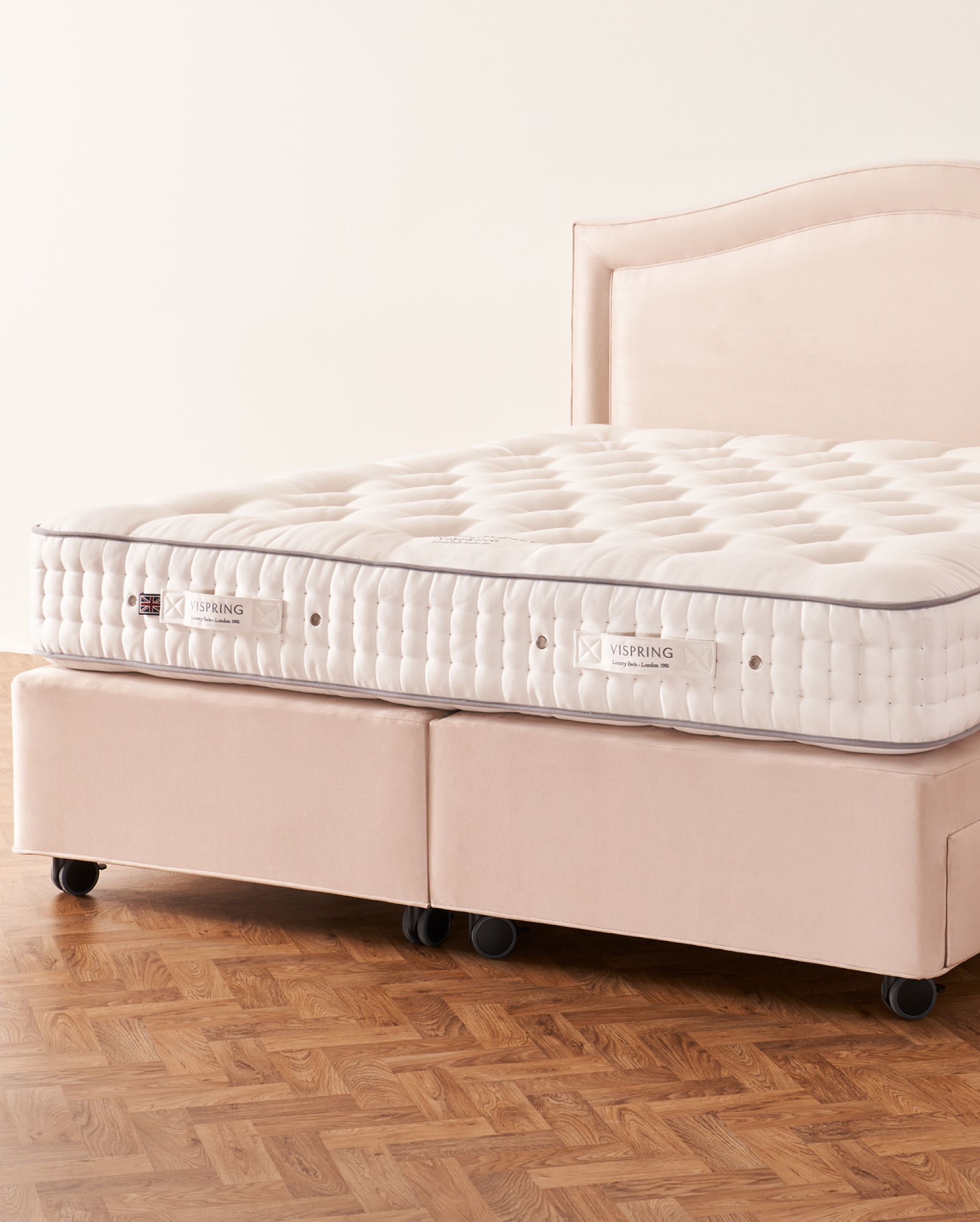 Vispring Regal Superb Bett: Matratze auf hellem Divan mit Kopfteil
