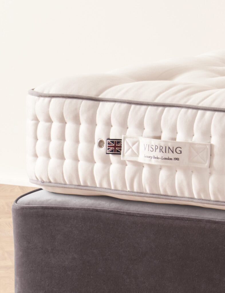 Vispring Regal Superb Matratze mit gesteppter Kante auf einem Divan